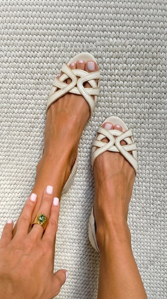 Camila — Elegancia Dorada de Verano