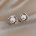 Pendientes en espiral brillantes con perlas elegantes