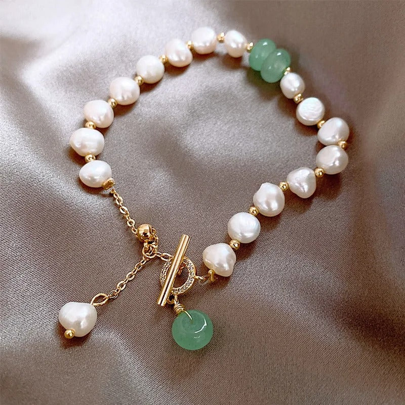 Pulsera vintage con perlas y gemas verdes doradas