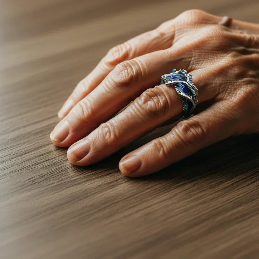 Anillo vintage de oro con las olas del mar