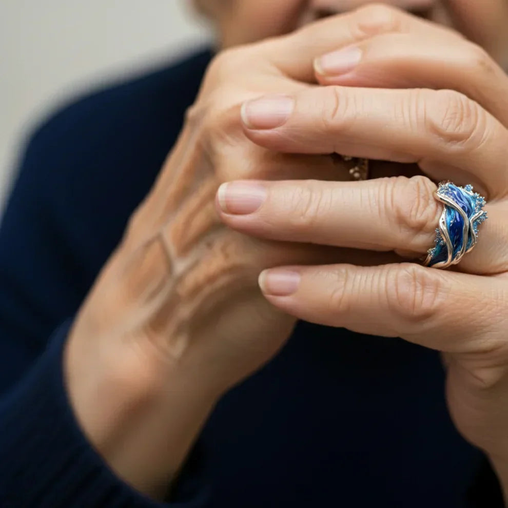 Anillo vintage de oro con las olas del mar