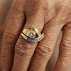Anillo vintage irregular en oro y plata con zircón