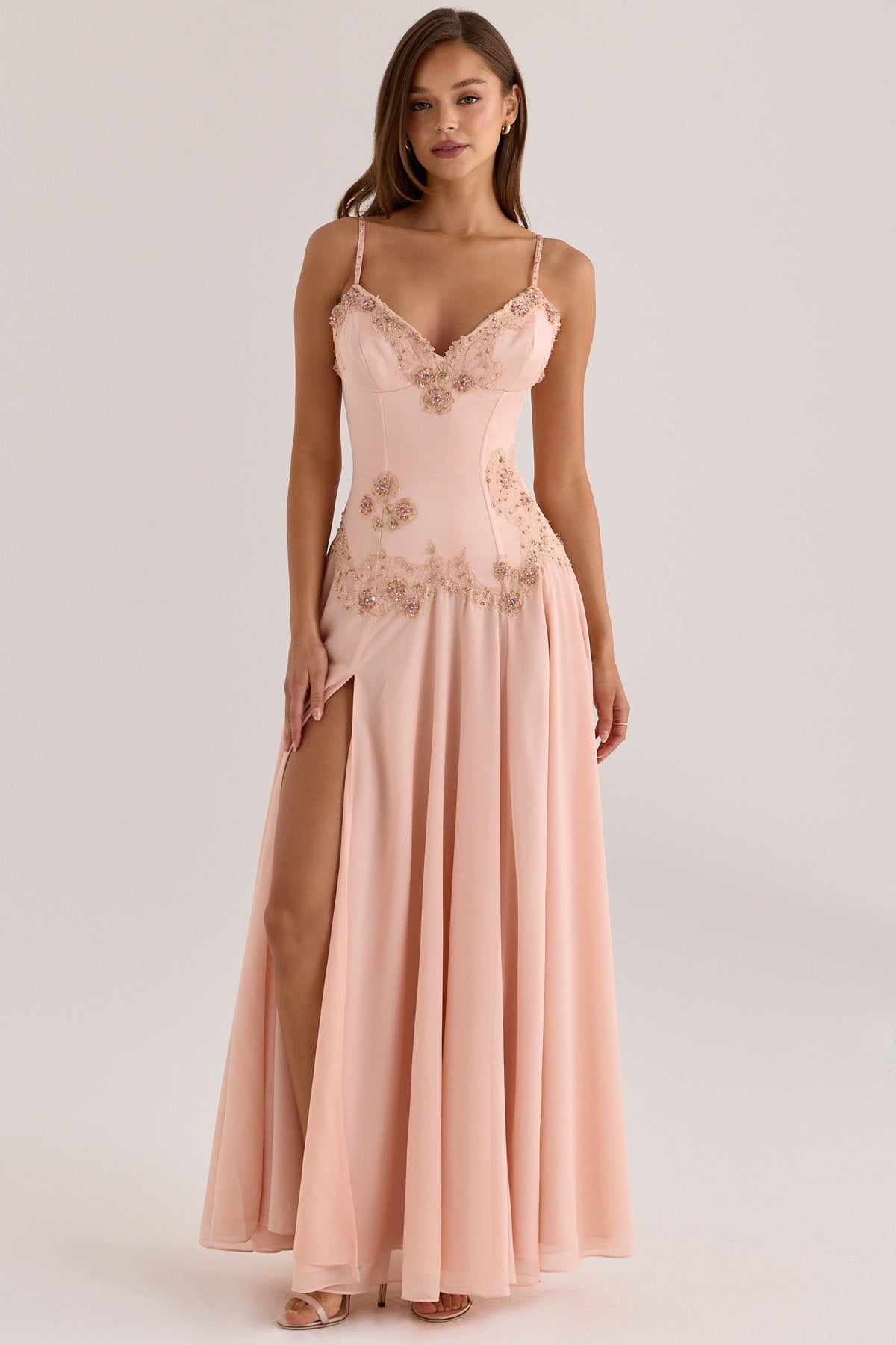 Larissa — Vestido Maxi con Pedrería Cosida a Mano